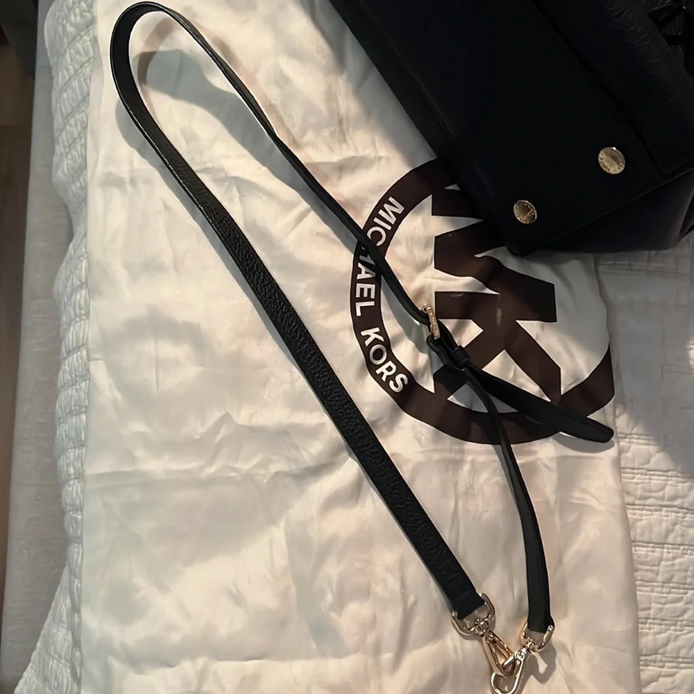 Authentic Michael Kors purse. - Picture 7 of 7